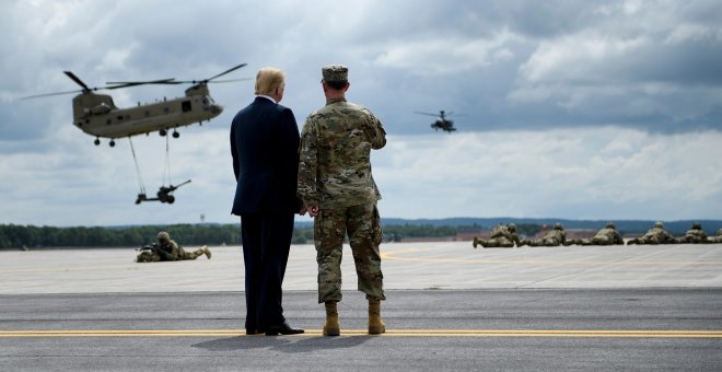 El presidente estadounidense, Donald Trump, observa un ejercicio militar en Nueva York. / AFP - BRENDAN SMIALOWSKI