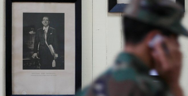 Una fotografía del expresidente chileno Eduardo Frei Montalva expuesta en un colegio. / REUTERS - RODRIGO GARRIDO