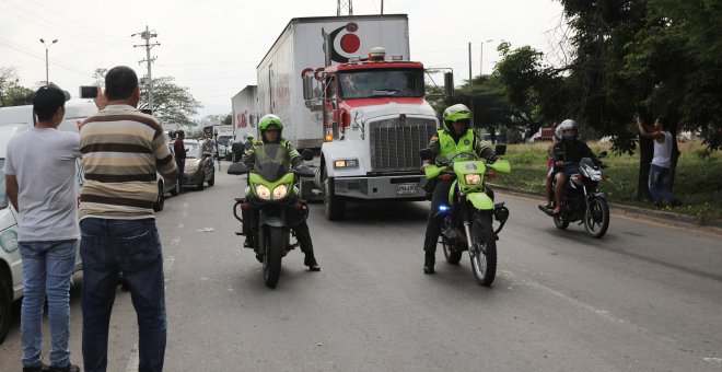 Agentes de la policía colombiana escoltan camiones de la ayuda humanitaria internacional para Venezuela. / REUTERS - LUISA GONZALEZ