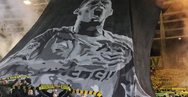 Hinchas del Nantes rinden homenaje al futbolista argentino Emiliano Sala
