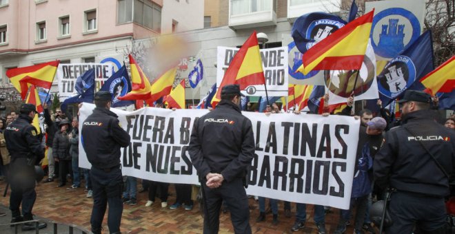 El colectivo de ultraderecha Hogar Social Madrid en una concentración en Tetuán con el lema 'Fuera bandas latinas de nuestros barrios' /EFE.
