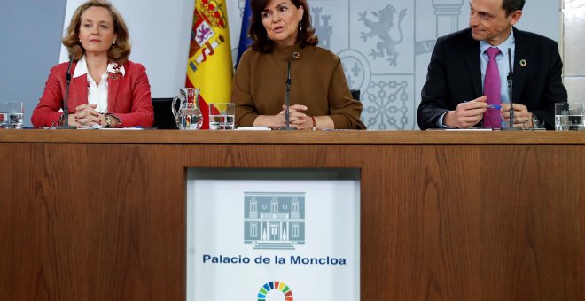 La vicepresidenta del Gobierno, Carmen Calvo, flanqueada por el ministro de Ciencia, Innovación y Universidades, Pedro Duque, y la de Economía, Nadia Calviño, en la rueda de prensa posterior a la reunión del Consejo de Ministros, en el Palacio de la Moncl