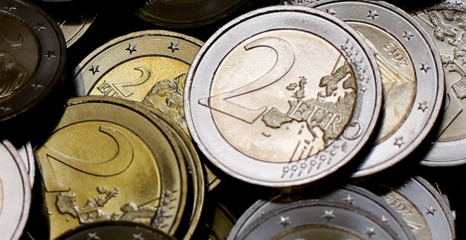 Monedas de dos euros, en una imagen de archivo. / REUTERS - LEONHARD FOEGER