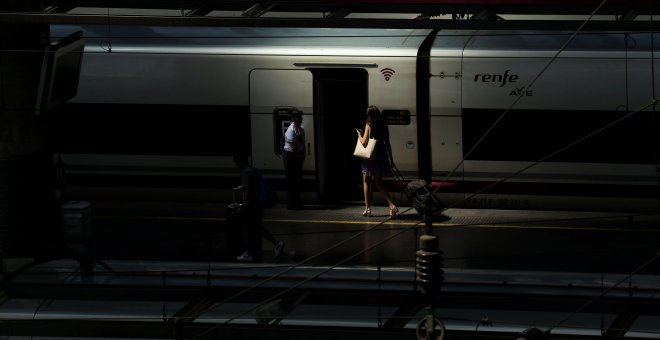 Una mujer entra en un tren AE en la estación de Atocha de Madrid. REUTERS/Susana Vera