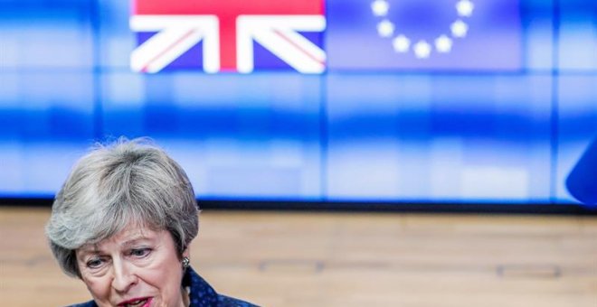 07/02/2019.- La primera ministra británica, Theresa May, conversa con los medios a su salida de una reunión que celebró este jueves con el presidente del Consejo Europeo, Donald Tusk, en Bruselas, Bélgica. EFE/ Stephanie Lecocq