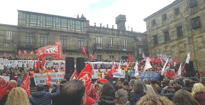 Miles de personas se manifiestan en Santiago por la sanidad pública./ EUROPA PRESS