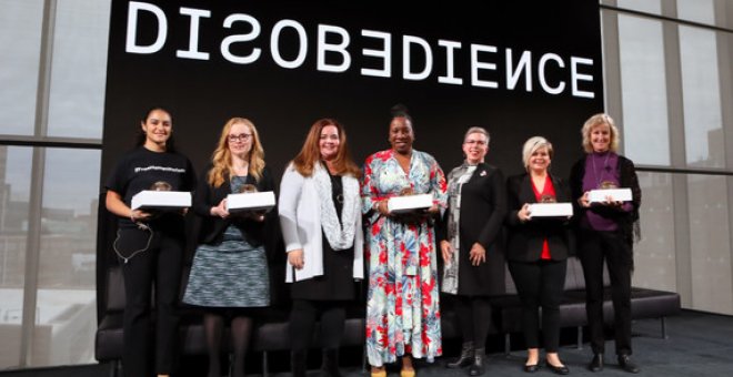 Beth Anne McLaughling (tercera por la izquierda) recibe el Premio MIT a la desobediencia por su labor contra el acoso sexual, junto a otras abanderadas del movimiento #MeToo