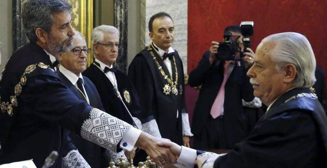 El presidente del Consejo General del Poder Judicial, Carlos Lesmes, saluda al teniente fiscal Luis Navajas, en presencia del juez Manuel Marchena (al fondo en el centro). EFE