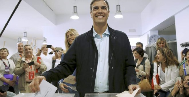 Pedro Sánchez, líder del PSOE, votando en una imagen de archivo. / EFE - SERGIO BARRENECHEA