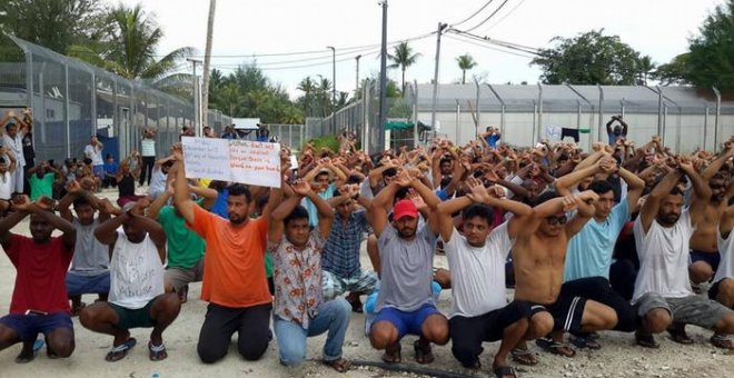 un grupo de refugiados protesta de rodillas en un antiguo centro de detención australiano para solicitantes de asilo en la isla de Manus, en noviembre de 2017.- MSF