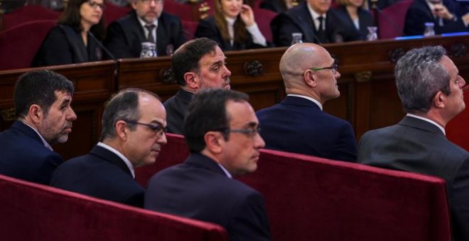 Los líderes independentistas acusados por el proceso soberanista catalán que derivó en la celebración del 1-O y la declaración unilateral de independencia de Cataluña (DUI), (primer banco) Jordi Sánchez (i), expresidente de ANC; Jordi Turull (2i), exconse