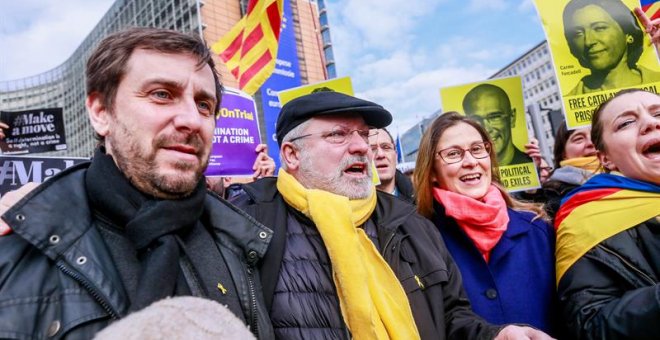 Los exconsellers catalanes y dirigentes independentistas Antoni Comin, Lluis Puig y Meritxell Serret participan en una manifestación convocada este martes en el barrio europeo de Bruselas (Bélgica)./EFE