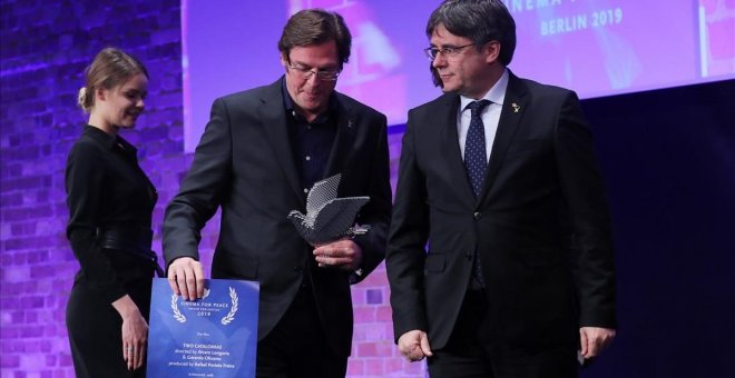 Carles Puigdemont entrega el premio a Álvaro Longoria, director del documental 'Dos Cataluñas' | EFE/Felipe Trueba