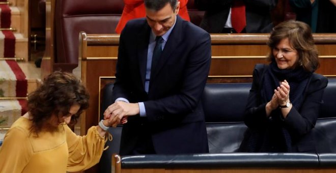 13/02/2019.- La ministra de Hacienda, María Jesús Montero (i), es felicitada por el presidente del Gobierno, Pedro Sánchez, y la vicepresidenta, Carmen Calvo, tras su intervención en la segunda jornada del debate de las enmiendas a la totalidad del proyec