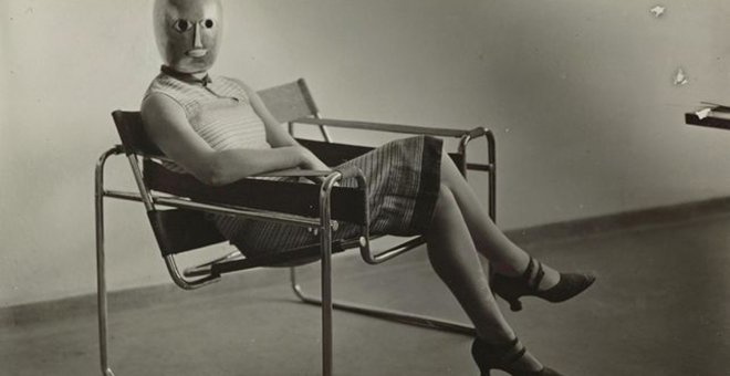 'Mujer en silla club B3', de Marcel Breuer. Máscara de Oskar Schlemmer. Vestido de Lis Beyer. Sobre 1927 © KLASSIK STIFTUNG WEIMAR © STEPHAN CONSEMÜLLER (ERICH CONSEMÜLLER)