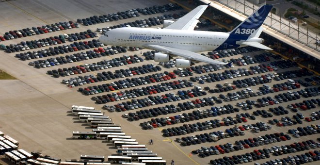 El avión de pasajeros Airbus A380 vuela sobre la planta de la empresa en Hamburgo. / REUTERS