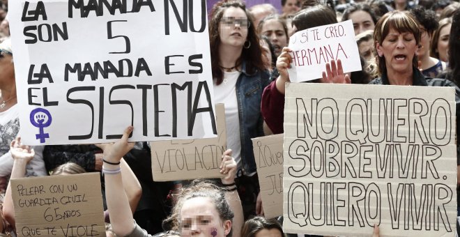 Cientos de personas se concentraron frente al Palacio de Justicia de Navarra en protesta por la sentencia de la Audiencia Provincial que condena a los cinco acusados de la Manada por abusos sexuales | EFE