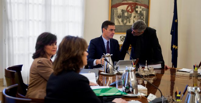 El presidente del Gobierno, Pedro Sánchez, preside la reunión de un Consejo de Ministros extraordinario para decicir el adelanto electoral en el palacio de la Moncloa. EFE/Presidencia del Gobierno/Borja Puig de la Bellacasa