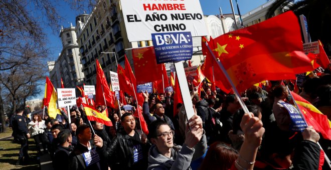Ciudadanos chinos del BBVA protestan en Madrid para pedir el desbloqueo de sus cuentas. / REUTERS - JUAN MEDINA