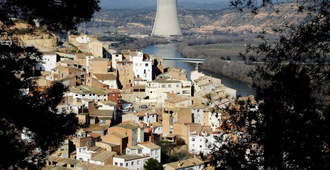 Las aguas del Ebro bordean la central nuclear de Ascó en Tarragona. REUTERS/Gustau Nacarino