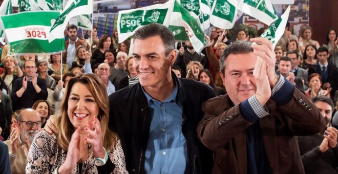 El presidente del Gobierno y secretario general del PSOE, Pedro Sánchez (c), y la secretaria general de los socialistas andaluces, Susana Díaz (i), participan este sábado en el acto de presentación de la candidatura de Juan Espadas (d) a la Alcaldía de S