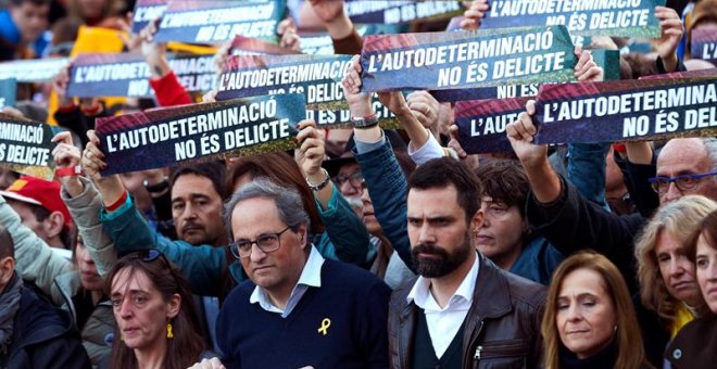 El presidente de la Generalitat Quim Torra, junto al presidente del Parlament Roger Torrent, y la hermana de Carles Puigdemont, Montserrat Puigdemont, en la cabecera de la manifestación. EFE/Alejandro García