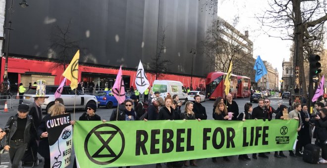 Protesta del grupo ecologista Extinction Rebellion durante la Semana de la Moda de Londres. / @EXTINCTIONR