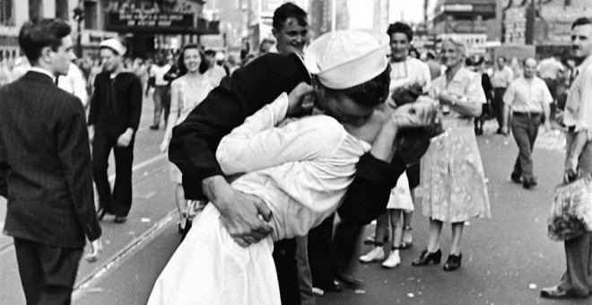 George Mendonsa besa a Zimmer Friedman en Times Square tras acabar la Segunda Guerra Mundial.