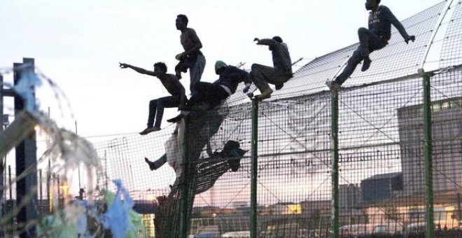 Imagen de archivo de personas migrantes saltando la valla de Melilla/ EFE