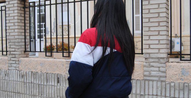 Naima, de 17 años, en las afueras del centro de acogida Gota de Leche, donde vive con su hermana.- IRENE QUIRANTE