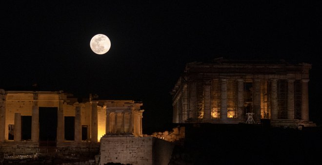 La súper luna de nieve sobre el Acrópolis en Atenas, Grecia | REUTERS/Alkis Konstantinidis