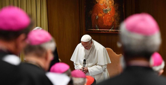 21/02/2019.- El papa Francisco (c) reza durante la inauguración de la reunión para la protección de menores ante los abusos sexuales este jueves en el Vaticano. / EFE