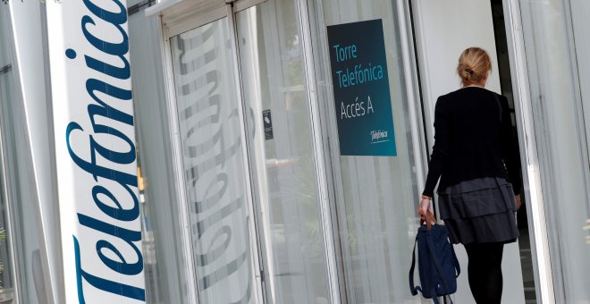 Una mujer entra en la sede de Telefónica en Barcelona. REUTERS/Albert Gea