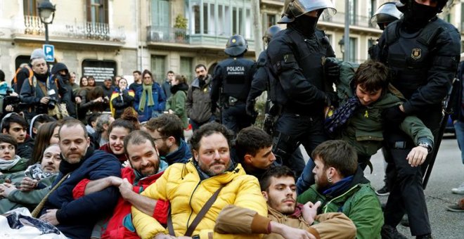 Mossos d'Esquadra han desallotjat diversos vaguistes que feien un tall al tràfic de la Gran Via de Barcelona durant la jornada de la vaga general convocada en el marc de les protestes contra el judici del "procés" que se celebra aquests ies al Tribunal. E