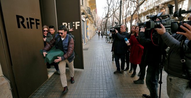 Dos inspectores de la consellería de Sanidad abandonan el restaurante RiFF de València. EFE/Manuel Bruque