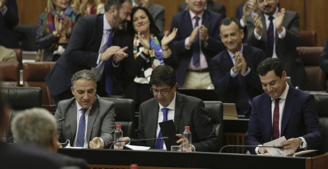 Elías Bendodo, Juan Marín y Juanma Moreno, en el Parlamento de Andalucía, este jueves