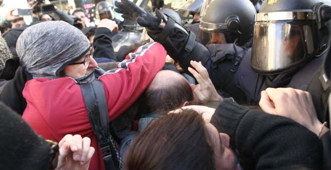 Cargas policiales de los agentes antidisturibios de la Policía Nacional en las inmediaciones de la calle Argumosa de Madrid. Eduardo Parra Europa Press