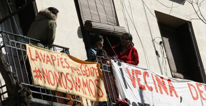 Balcones del barrio de Lavapiés con carteles en contra de los deshaucios en el barrio en el mismo día que activistas de la plataforma 'Stop Desahucios'. Eduardo Parra Europa Press