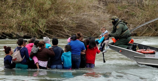 Agentes de la patrulla fronteriza de los Estados Unidos para a los migrantes que cruzan el Río Bravo hacia Estados Unidos. / REUTERS - ALEXANDRE MENEGHINI