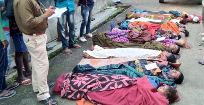 Los cuerpos de 16 personas envenenadas esperan recibir sepultura en el exterior del hospital de Golaghat en Assam (India), este viernes. Al menos 16 personas murieron y otras 20 se encuentran hospitalizadas, en su mayoría trabajadores de una plantación de