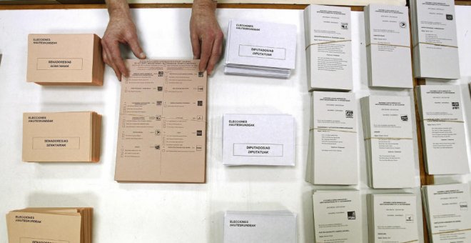 Mesa electoral con papeletas en las elecciones generales de 2011.- EFE