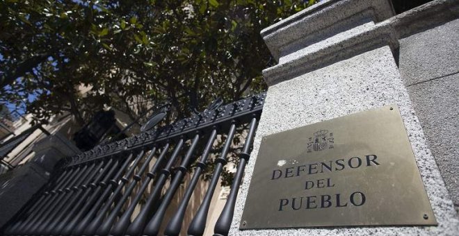 Detalle de la entrada a la sede del defensor del Pueblo en Madrid. EFE | Archivo