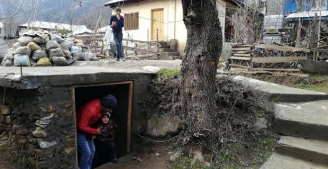 Los cachemires preparan un búnker para situaciones de emergencia, cerca de la Línea de Control./ EFE