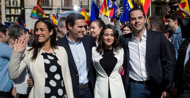 La líder de Ciudadanos en Cataluña, Inés Arrimadas (2d), junto al presidente de Ciudadanos, Albert Rivera (2i), el portavoz de Ciudadanos en la Asamblea de Madrid, Ignacio Aguado (d), y la portavoz de Ciudadanos en el Ayuntamiento de Madrid, Begoña Villac