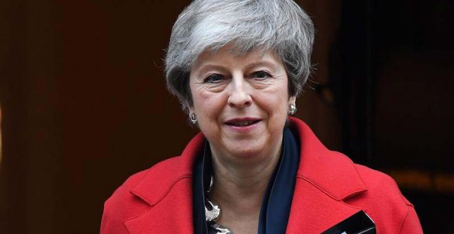 La primera ministra británica, Theresa May, abandona el número 10 de Downing Street en Londres. (ANDY RAIN | EFE)