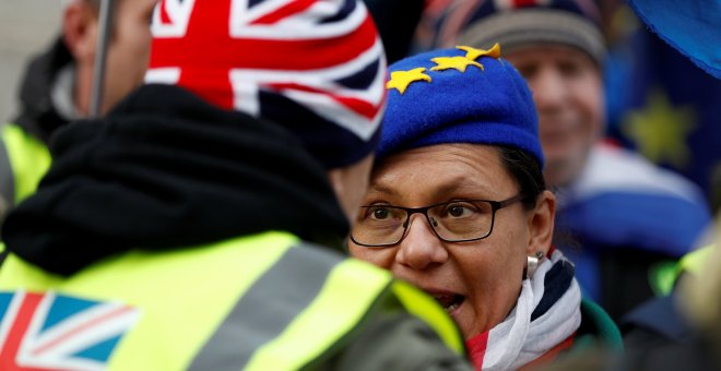 Una manifestante anti brexit mira a un hombre a favor de la salida de Reino Unido de la Unión Europea. / REUTERS - PETER NICHOLLS