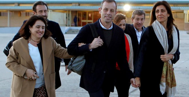 El expresidente del FC Sandro Rosell saliendo de la cárcel junto a su familia | EFE/ Paolo Aguilar