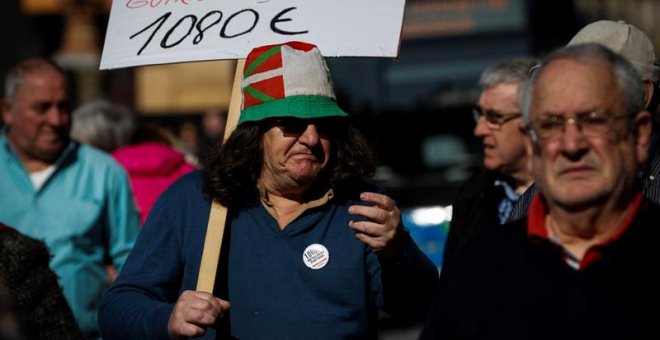 Pensionistas y jubilados vascos han vuelto a manifestarse este lunes en San Sebastián en demanda de pensiones "dignas", de 1.080 euros al mes como mínimo. - EFE