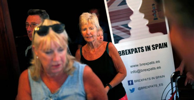 Británicos residentes en España tras un evento informativo sobre el Brexit, en Benalmáneda. (Reuters)