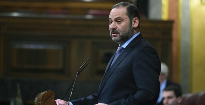 El ministro de Fomento, José Luis Ábalos, interviene en la sesión de control al Gobierno en el Congreso, la última antes de la convocatoria de elecciones. EFE/ Fernando Villar